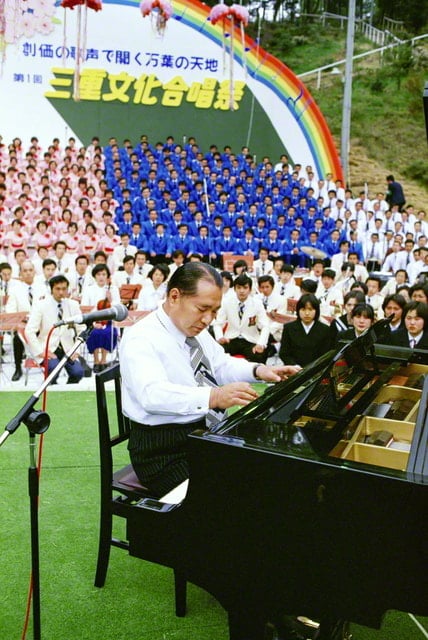 画像・ピアノを弾いて激励する池田先生