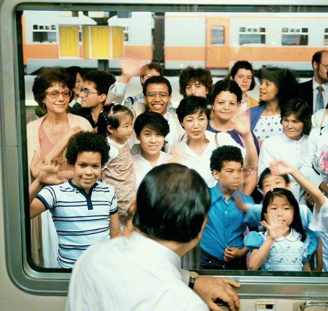 画像・列車の車窓越しにオランダの友をみつめる池田先生の後ろ姿