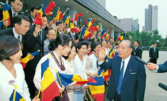 画像・三色旗を手にした韓国の友が池田先生を迎える