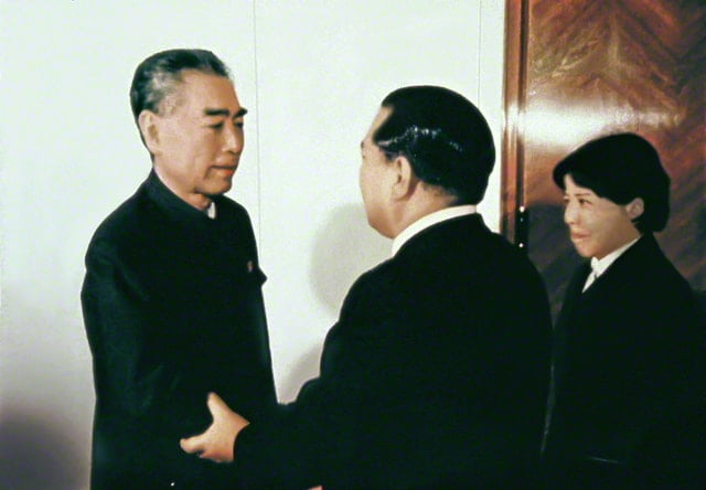 画像・周恩来総理の右手を支えながら対面する池田先生
