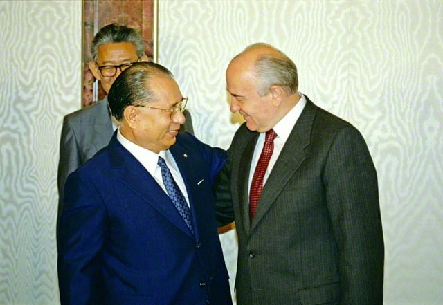 画像・左側に池田先生、右側にゴルバチョフ大統領。互いの背に手をまわしながらにこやかに対面