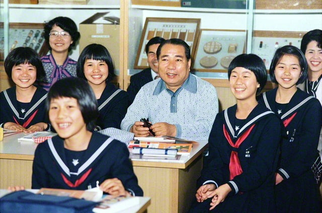 画像・セーラー服の女子学生と授業をうけている池田先生