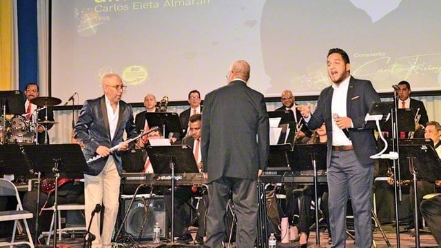 画像　テノール歌手のフレッド・デ・ラ・クルス氏（手前右端）が歌唱