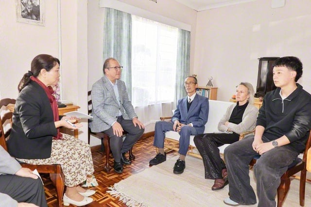 画像　谷川SGI理事長とアズマさん一家