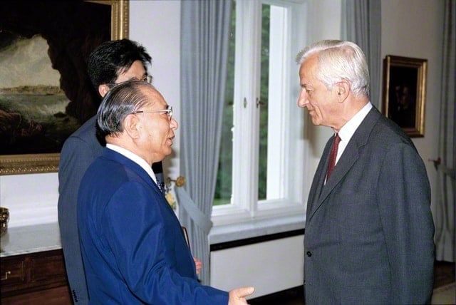 画像　 1991年6月、統一ドイツのヴァイツゼッカー初代大統領と会談する池田先生