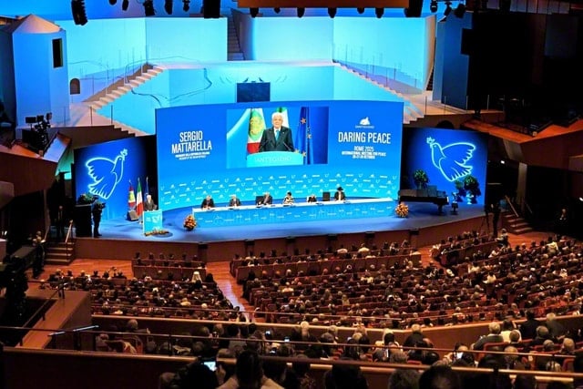 画像　イタリアのローマで行われた宗教間の国際会議の様子