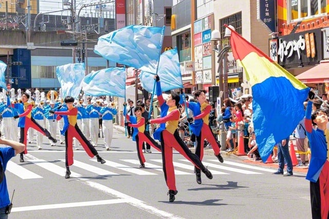 画像　音楽隊が力強い舞と音色で観衆を魅了（東京・北区で）