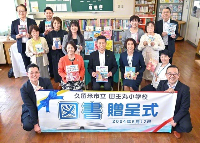 画像　図書贈呈式の様子