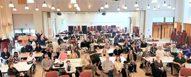 画像　尊き求道の友を陰でサポートしたイギリスSGIの教学スタッフ（タプロー・コート総合文化センターで）