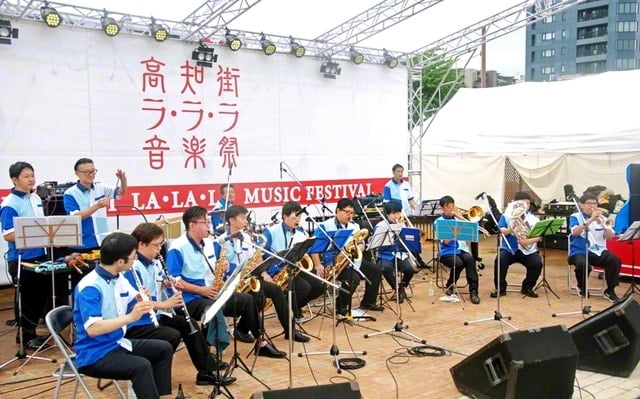 画像　四国音楽隊の演奏の様子