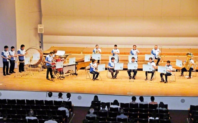 画像　創価福岡フロイデ吹奏楽団の演奏の様子