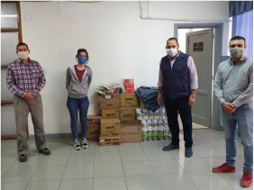 アルゼンチンSGIの代表がサルミエント市の町メディア・アグアに保存食や清掃用品などを寄付